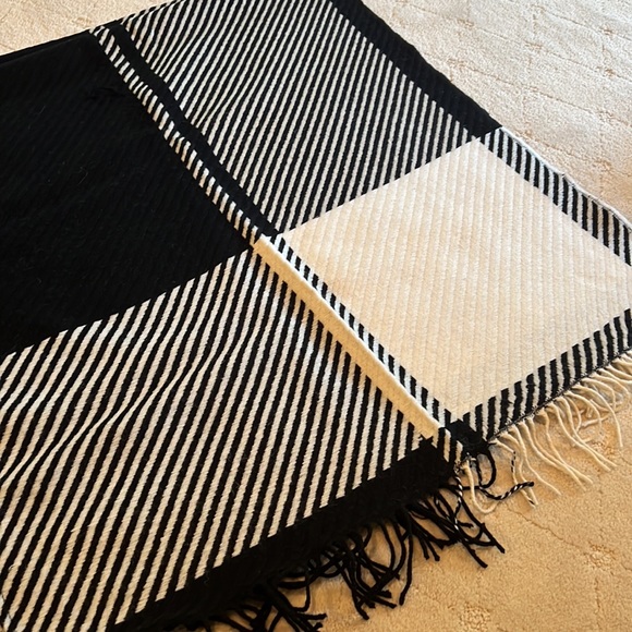 Hugo Boss brand new Will Poncho/Wrap - Picture 3 of 6